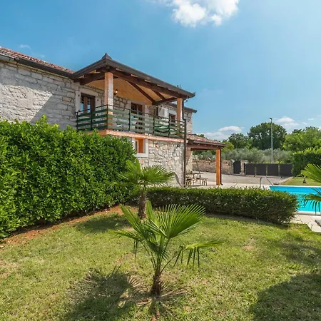 Lovely In With Outdoor Swimming Pool Hébergement de vacances *