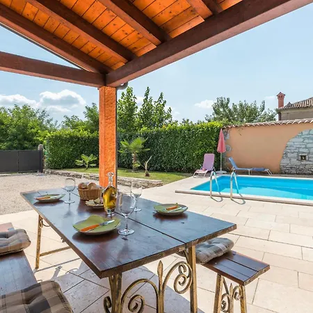 Lovely In With Outdoor Swimming Pool 別荘 Višnjan