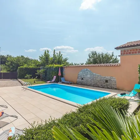 Hébergement de vacances Lovely In With Outdoor Swimming Pool