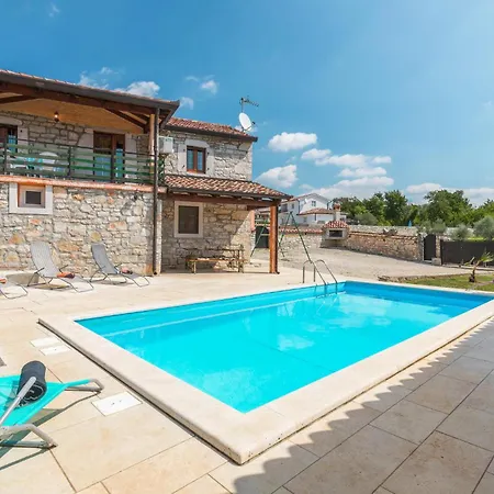 Lovely In With Outdoor Swimming Pool Višnjan